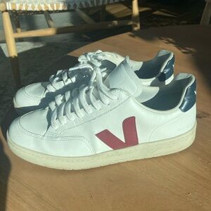 Veja V-12 7/10 condition. Size 11